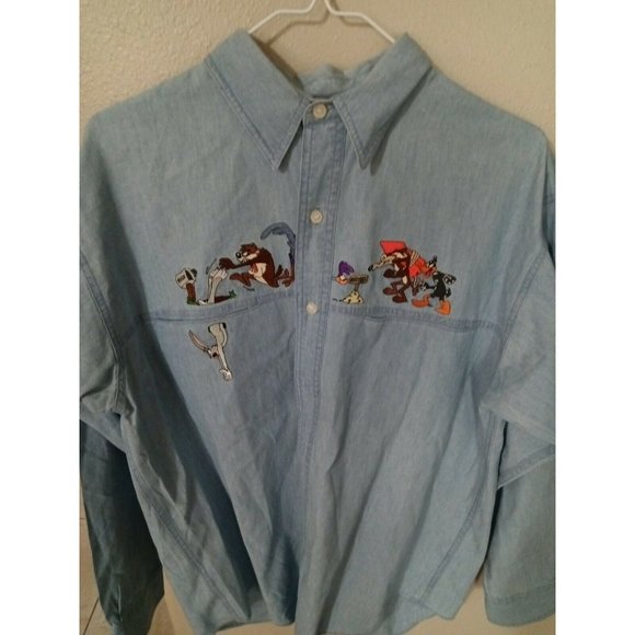 Mens Denim Shirt M Warner Bros Taz Road Runner Bugs Bunny Wylie Coyote Daffy - Picture 2 of 6